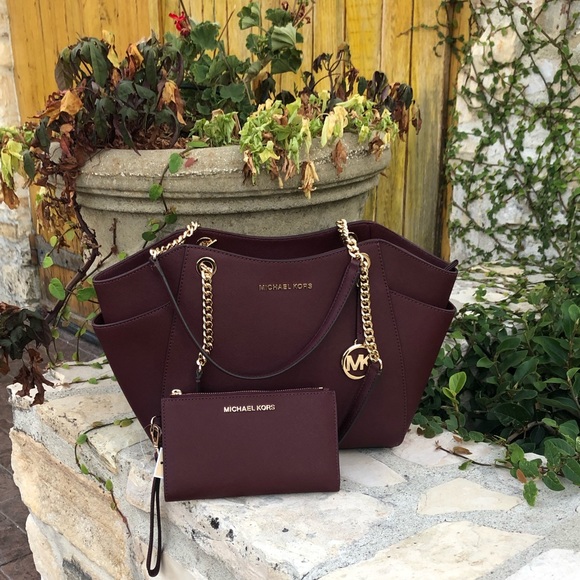 Michael Kors Handbags - NWT Michael Kors Jet Set Chain handbag&wallet